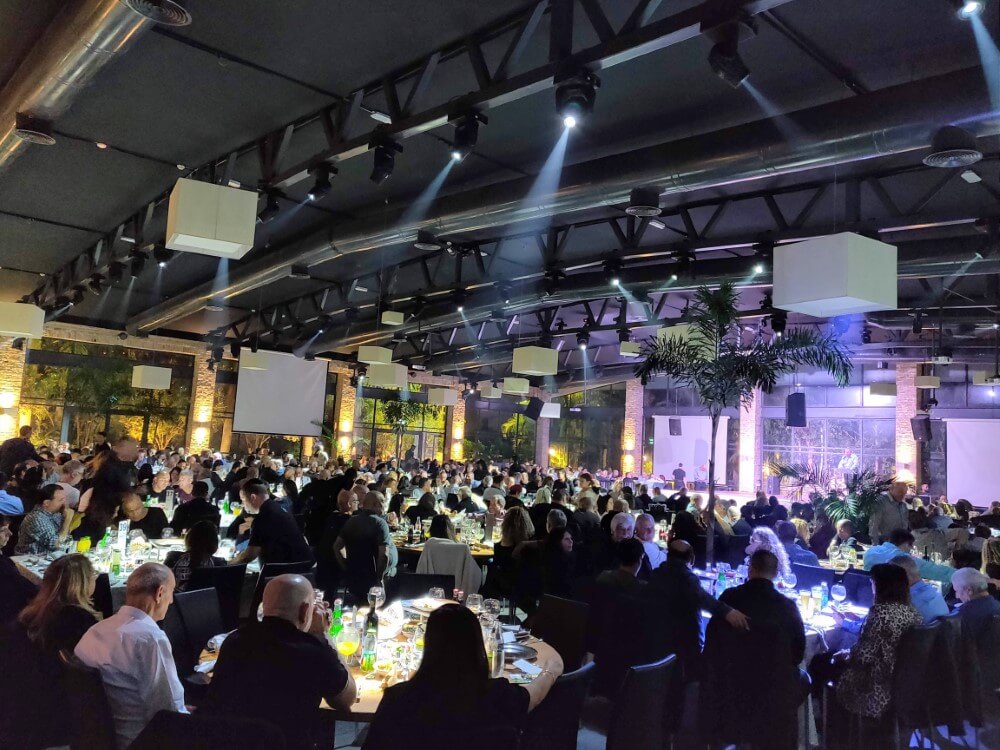 התקנת ציוד הגברה והקרנה באירועים וכנסים