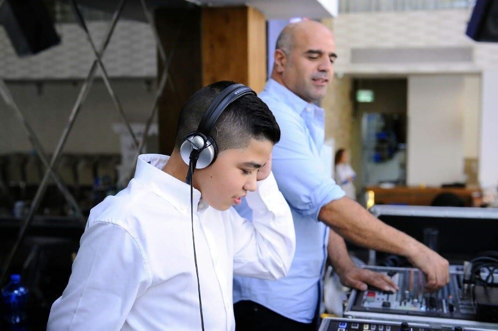 חתן בר המצווה מתקלט